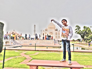 Feature - Taj Mahal - Nandan is showing off in a convert